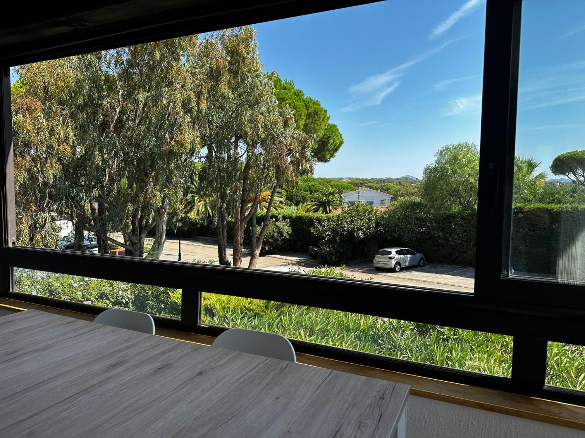 - 4 Personnes - Piscine * Frejus